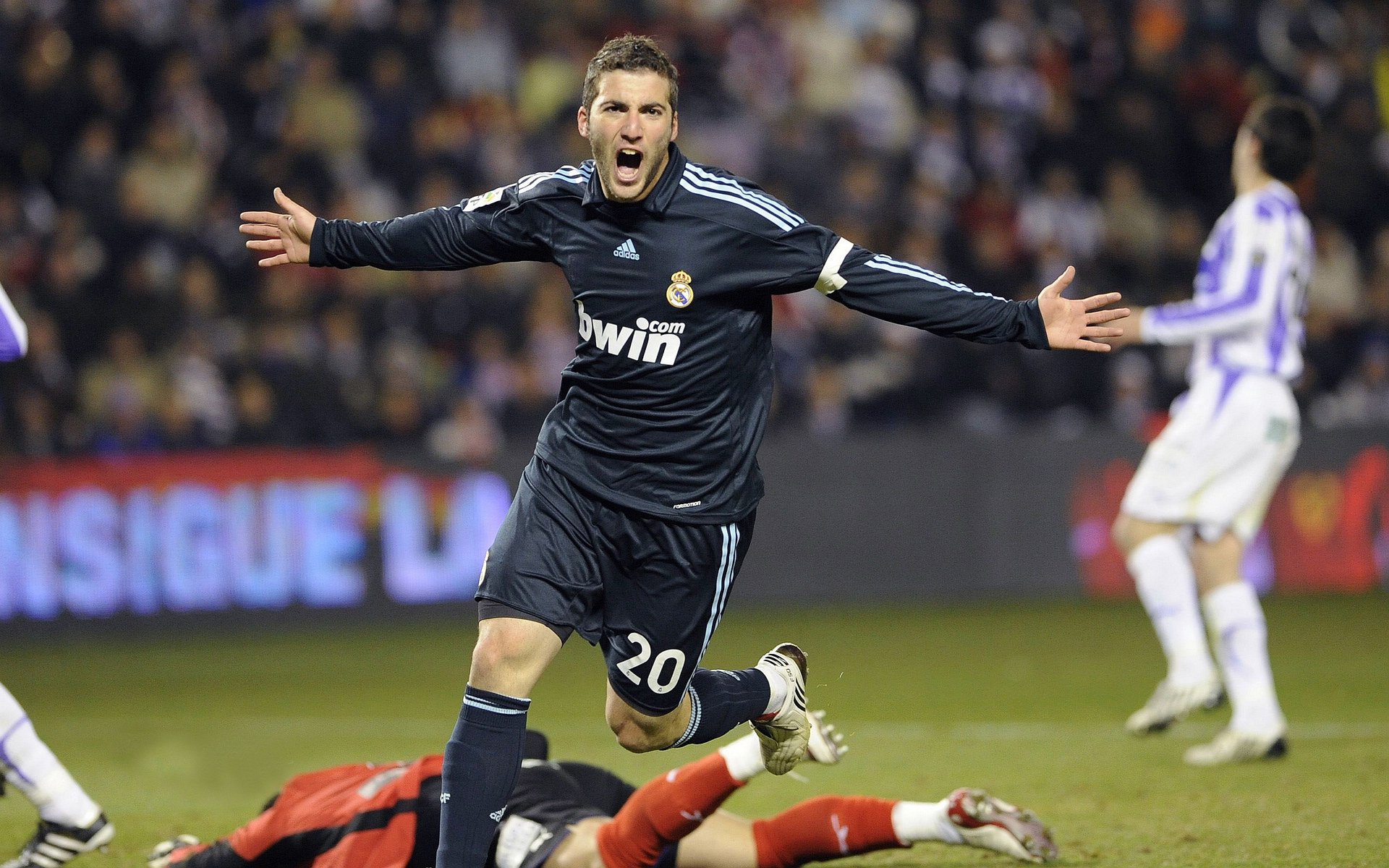 开云体育app-跨界风暴夜，当掘金鏖战雄鹿的汗水，滴入拉文欧冠淘汰赛的传奇